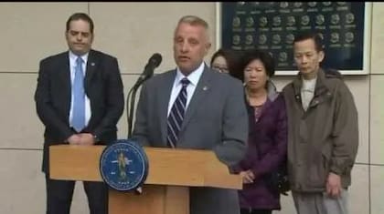 Los padres de Elisa Lam junto a los encargados de la investigación (Foto: Captura de video)