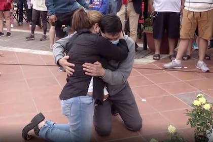 Los padres de Fernando Báez Sosa en el lugar del crimen de su hijo en Villa Gesell