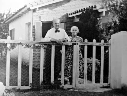 Los padres de Frank y Jimmy, Al Watt y Hattie Benitz, frente al jardín de su casa bautizada "Villa Cielito" en La Cumbre, Córdoba.