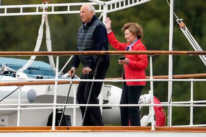 Los padres de la novia, los reyes Harald y Sonia de Noruega, se sumaron a la travesía en barco por las imponentes aguas del fiordo de Geiranger. Si bien en 2022 la princesa renunció a sus funciones reales para centrarse en sus prácticas alternativas, mantiene una excelente relación con toda su familia.