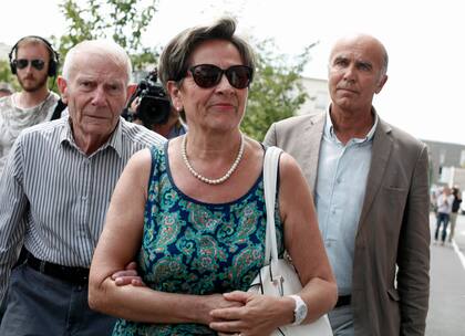 Los padres de Lambert se oponen al cese del tratamiento lo que generó una disputa entre miembros de la familia. La esposa de Vincent está a favor de la interrupción de la "muerte digna".
