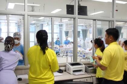 Los padres de los primeros cuatro chicos liberados el domingo pudieron vistarlos, pero debieron usar trajes de protección