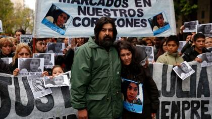 Los padres de Lucía Pérez, asesinada brutalmente la semana pasada, marcharon ayer en Mar del Plata