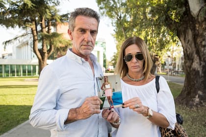 Los padres de Macarena, José Luis Mendizabal y Adriana Aruj, con la imagen de su hija dos meses antes del accidente
