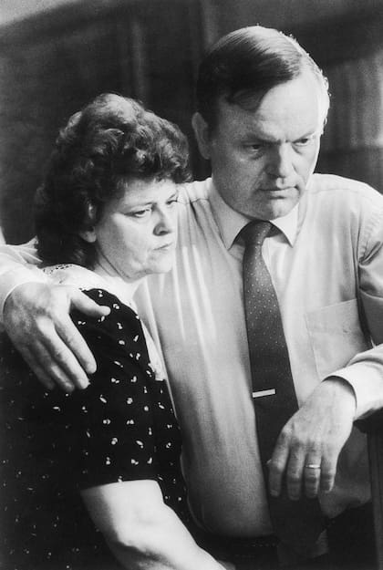 Los padres de Mark Kilroy, un estudiante asesinado en 1989 por el culto que dirigía Adolfo Constanzo en Matamoros. El grupo fue denominado como "los narcosatánicos".
