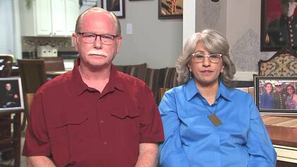 Los padres de Trevor Reed, Joey y Paula (Crédito: ABC News)