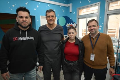 Los padres del bebé junto a integrantes del equipo médico que realizó el procedimiento, considerado inédito en América Latina para un paciente de tan bajo peso y edad