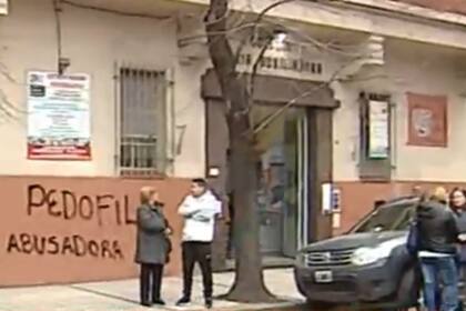 Los padres, en la puerta del colegio María Auxiliadora
