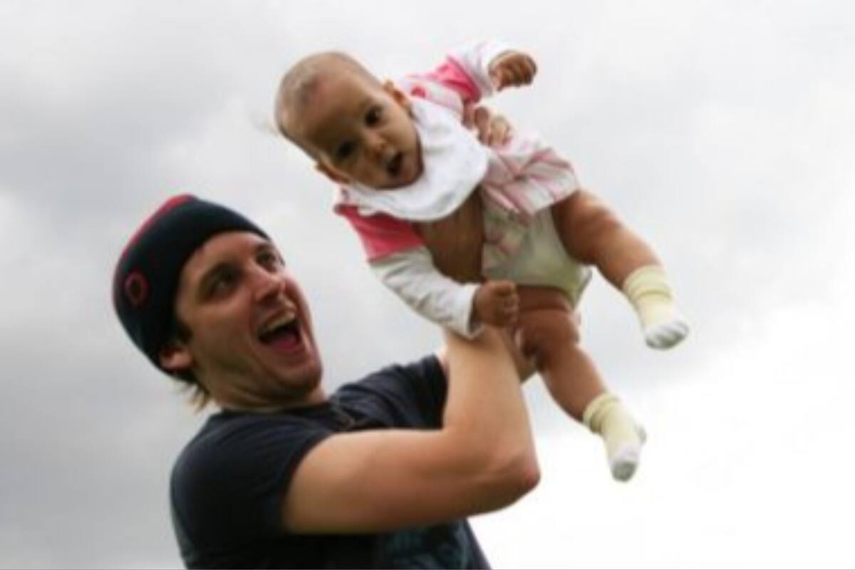 Los padres jóvenes son vistos como irresponsables e incluso peligrosos en algunos círculos sociales