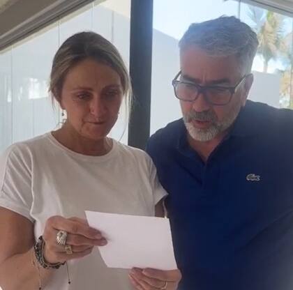 Los padres leyeron cuidadosamente la carta que les preparó su hija (Captura: @julilc1)
