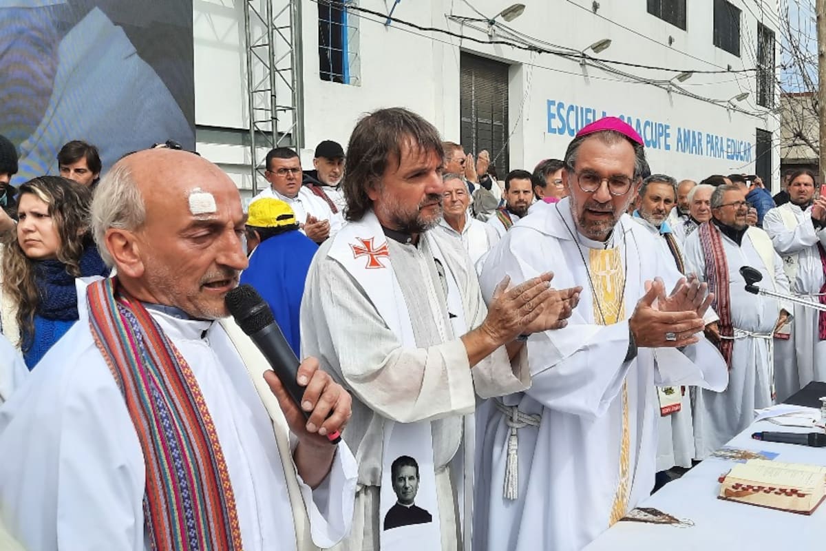 Los padres Lorenzo "Toto" de Vedia y José María "Pepe" Di Paola, junto al obispo Gustavo Carrara, en la misa de desagravio a Francisco, en la parroquia Virgen de los Milagros de Caacupé, de Barracas