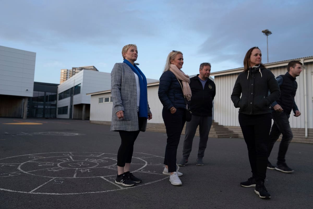 Los padres recorren los espacios públicos dos horas por día cada noche