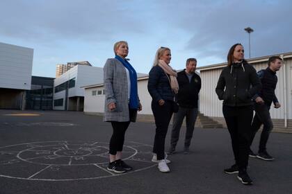 Los padres recorren los espacios públicos dos horas por día cada noche