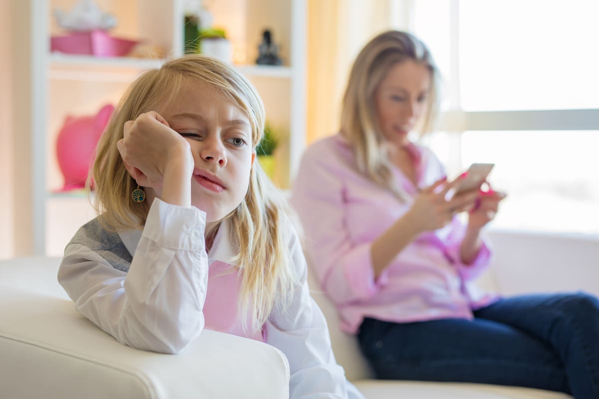 Los padres somos ejemplo y modelo para ellos en infinidad de temas incluyendo el interés y el uso de pantallas