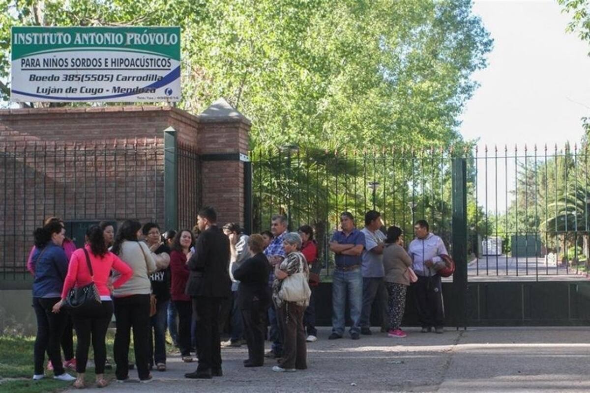 Los padres y maestros protestaron en repertidas oportunidades en la puerta del establecimiento