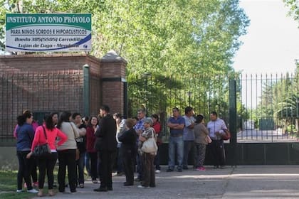 Los padres y maestros protestaron en repertidas oportunidades en la puerta del establecimiento