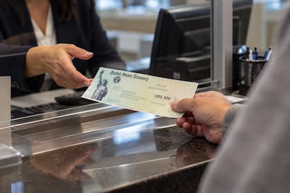 Los pagos buscan devolver tarifas cobradas de más en los mercados federales de salud
