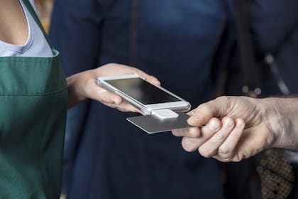 Los pagos móviles lograron desarrollarse en el mercado gracias a la irrupción y auge de los teléfonos móviles durante la última década