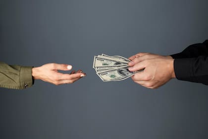 Los pagos por horas de extra se definen en tasa por hora o sueldo por pieza (Freepick/@Freepick)