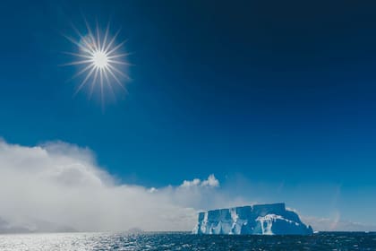 Los paisajes de la Antártida teñidos de blanco y celeste que cautivan