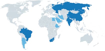 Los países que integran el bloque de los Brics (en azul) y los que fueron invitados (en celeste)