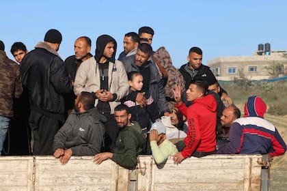 Los palestinos huyen de Khan Yunis en el sur de la Franja de Gaza, más al sur, hacia Rafah, a lo largo de la carretera Salah Al-Din, el 10 de diciembre de 2023