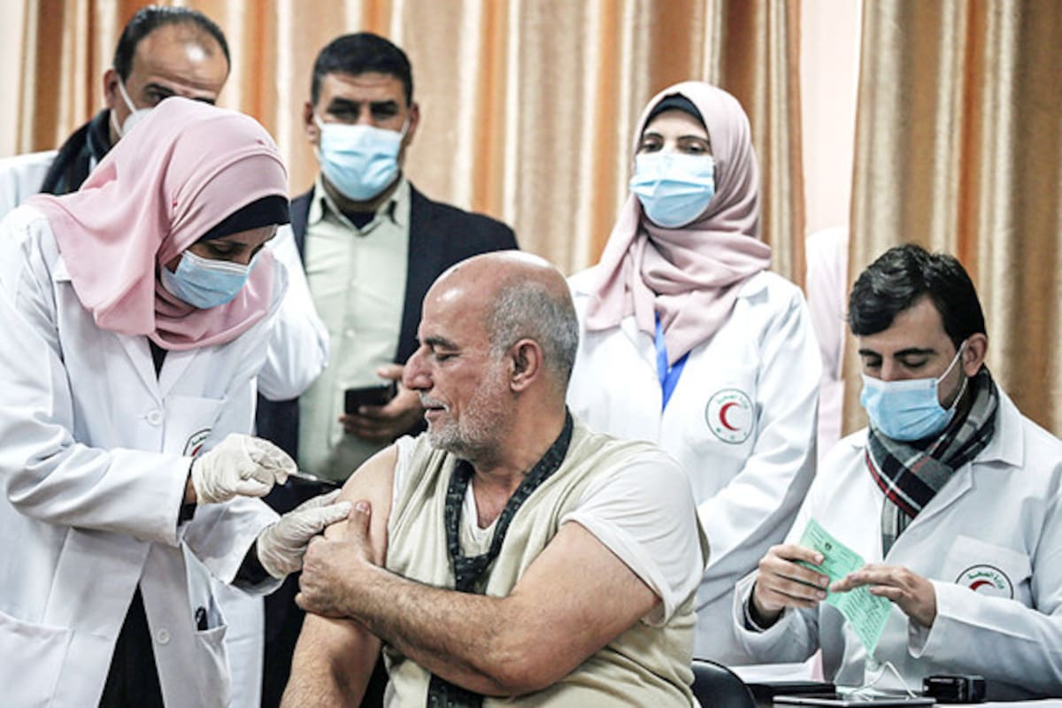 Los palestinos iniciaron el programa de vacunación contra el Covid-19 a fines de febrero, con apenas 22.000 dosis que fueron donadas por Rusia y los Emiratos Árabes Unidos
