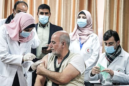Los palestinos iniciaron el programa de vacunación contra el Covid-19 a fines de febrero, con apenas 22.000 dosis que fueron donadas por Rusia y los Emiratos Árabes Unidos