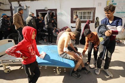 Los palestinos reciben atención médica en el Hospital Kamal Edwan en Beit Lahia, en el norte de la Franja de Gaza, el 29 de febrero de 2024.
