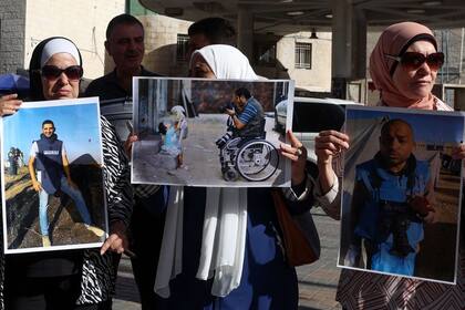 Los palestinos se manifiestan en la ciudad de Naplusa, en Cisjordania, en apoyo de los periodistas que trabajan en la Franja de Gaza en medio de las batallas en curso entre Israel y el grupo palestino Hamas, el 6 de noviembre de 2023.