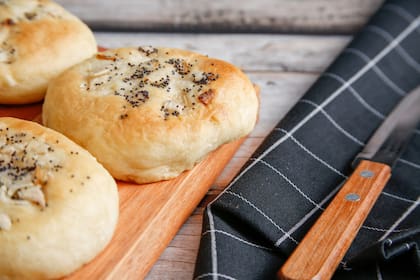 Los pancitos pletzalej con cebolla se pueden hacer en distintos tamaños y se usan para hacer sándwiches