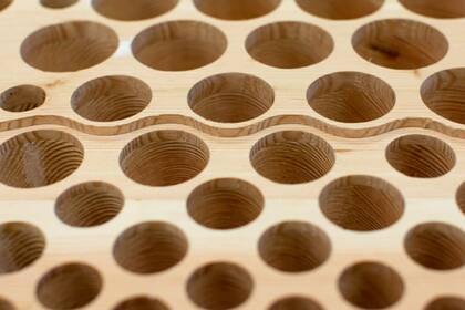 Los paneles del techo o de la pared perforados con agujeros parecidos al queso suizo pueden capturar y neutralizar el ruido