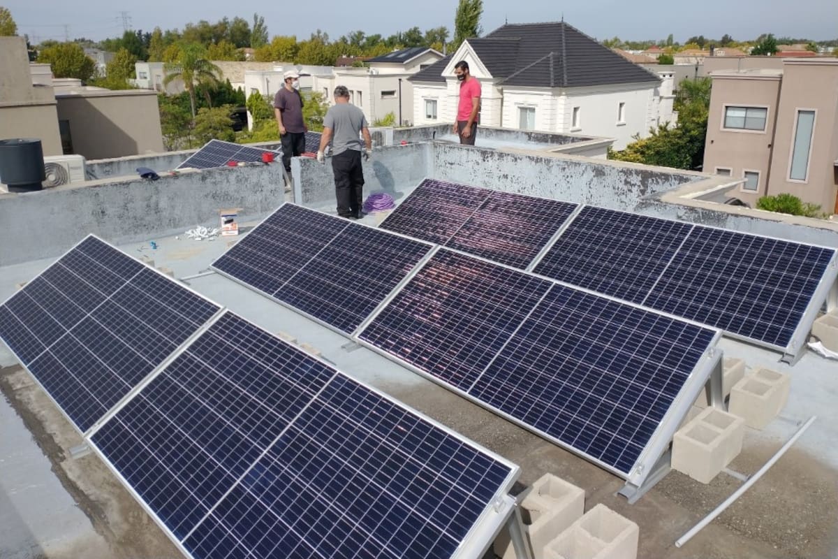 Los paneles solares caseros requieren una inversión inicial considerable, pero son una alternativa atractiva a la hora de reducir lo que pagamos cada mes por la electricidad, y la inversión se recupera gracias a la vida útil de los paneles