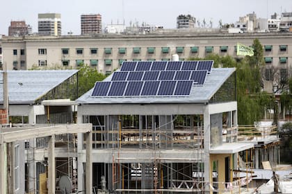 Los paneles solares colocados en los edificios nuevos se ven desde la autopista Illia