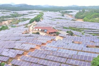 Los paneles solares dominan ahora el paisaje cerca de la ciudad de Dongguan, en el sur de China