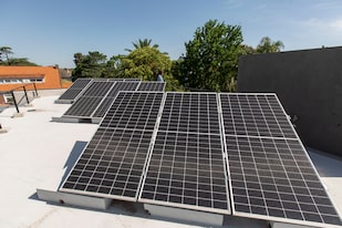 Los paneles solares que aportan al ahorro de energía se ven cada vez más en casas y edificios
