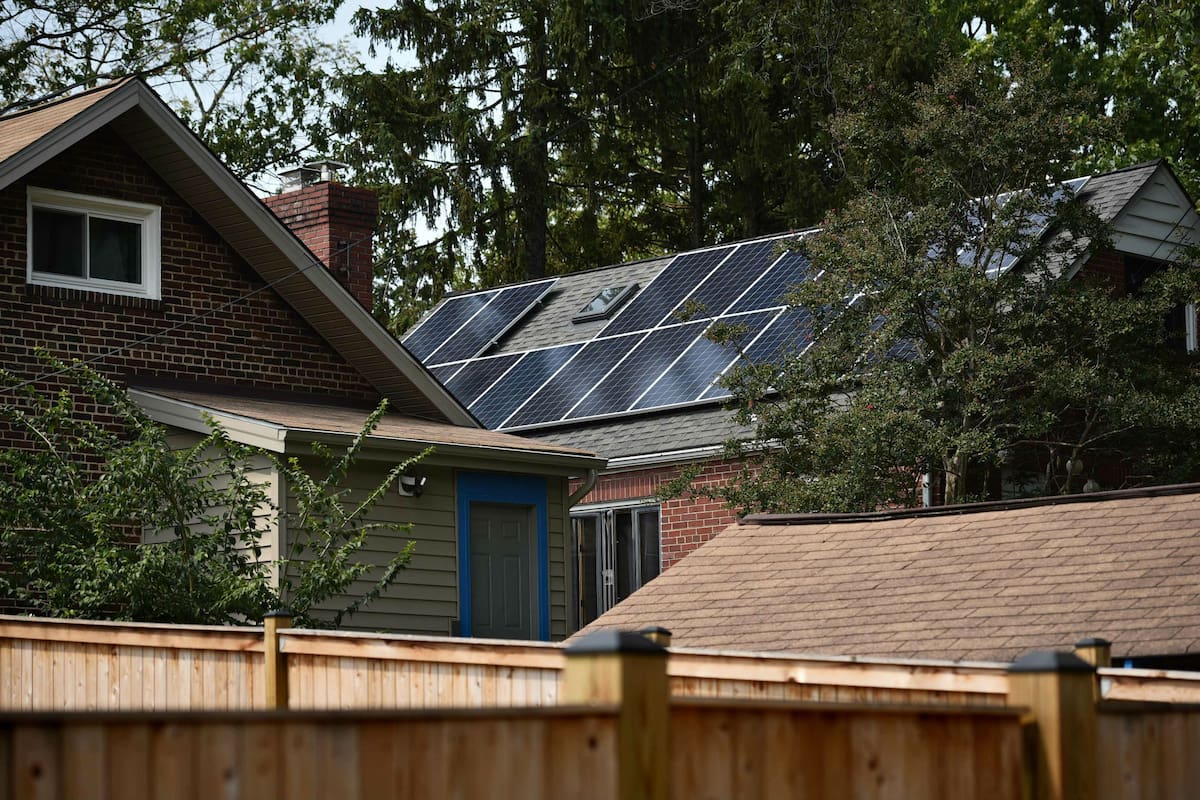 Los paneles solares se ven en el techo de la casa de Elizabeth Hogan y su esposo en Washington.