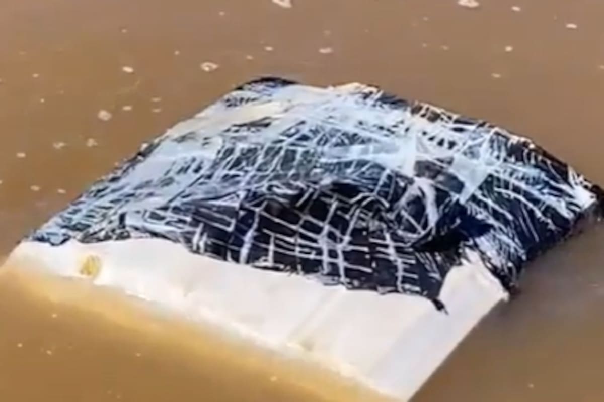 Los "panes" de marihuana, flotaban en el rio Paraná a la altura del cruce entre Resistencia de Chaco y la ciudad de Corrientes