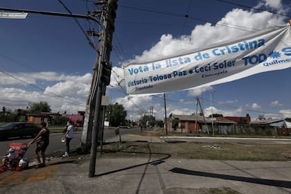 Los panfletos, carteles y las pintadas del Frente de Todos son una constante en todo el municipio