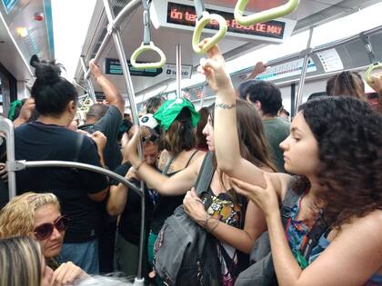 Los pañuelos verdes volvieron a teñir los vagones del transporte público