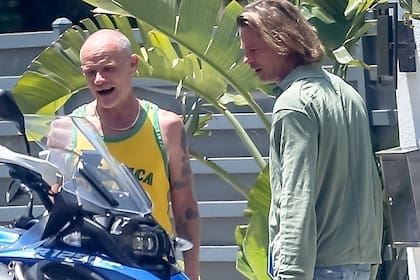 Los paparazzi encontraron a Brad Pitt en las calles de Los Ángeles luciendo el pelo largo y las raíces crecidas