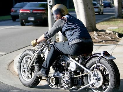 Los paparazzi ya saben que el actor es devoto de las dos ruedas, y muchas veces lo persiguen.