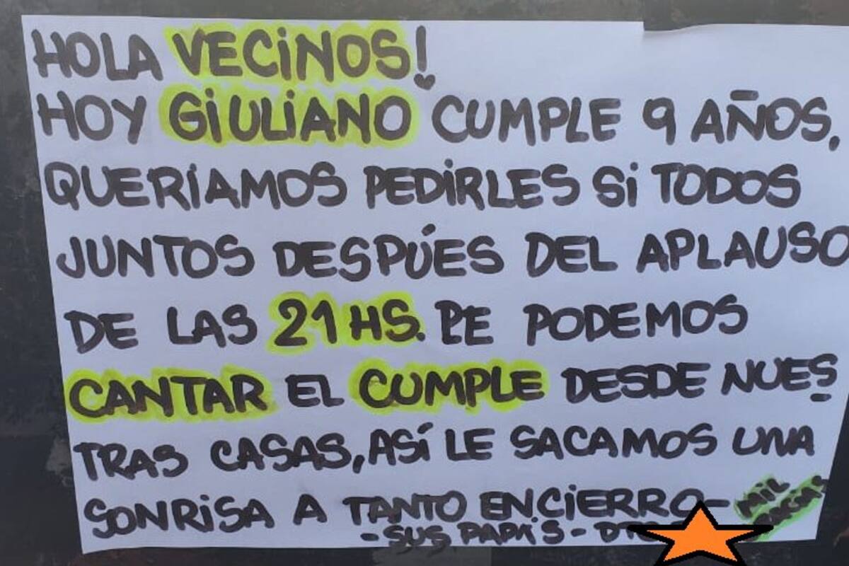 Los papás de Giuliano pegaron un cartel para sus vecinos y la actitud de ellos se hizo viral por el festejo