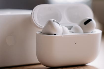 Los papás de un menor demandaron a Apple por la pérdida de su audición