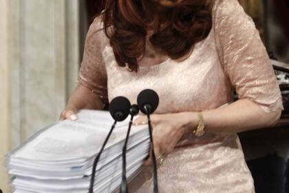 Los papeles de Cristina Kirchner antes de comenzar el discurso