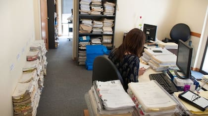Los papeles se apilan en todos lados por falta de espacio
