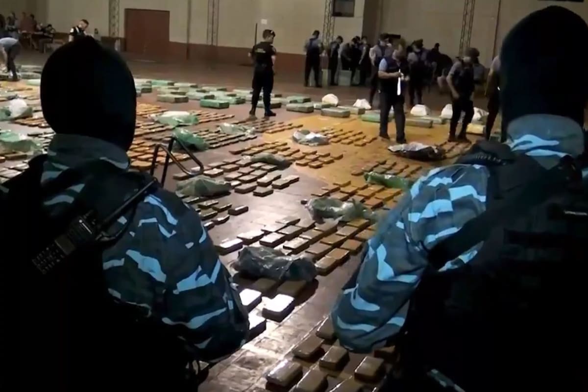 Los paquetes de droga, desplegados para su pesaje