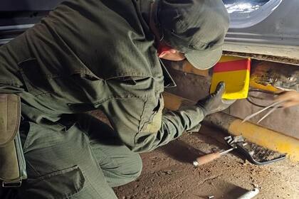 Los paquetes de droga estaban escondidos en un doble fondo y los zócalos laterales de la caja trasera