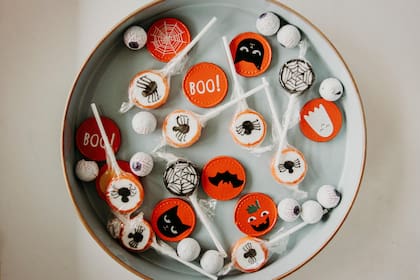 Los paquetes de dulces para Halloween incluyen diversas piezas para compartir (Pexels/Kristina Paukshtite)