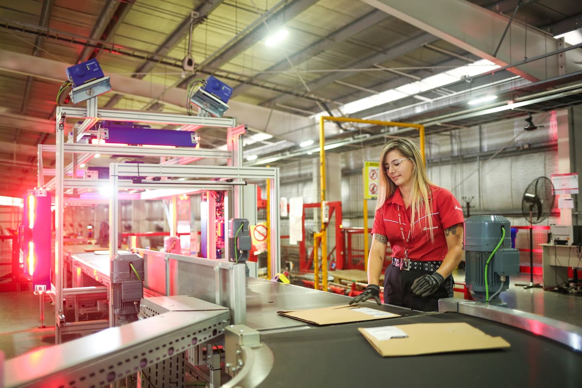 Los paquetes son aforados antes de pasar a la cinta de clasificación